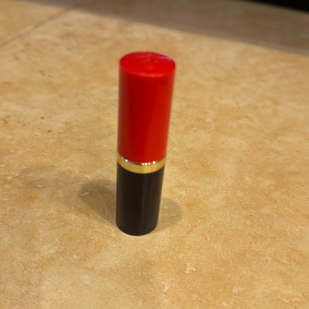 Estée Lauder lipstick scarlet siren crème long lasting